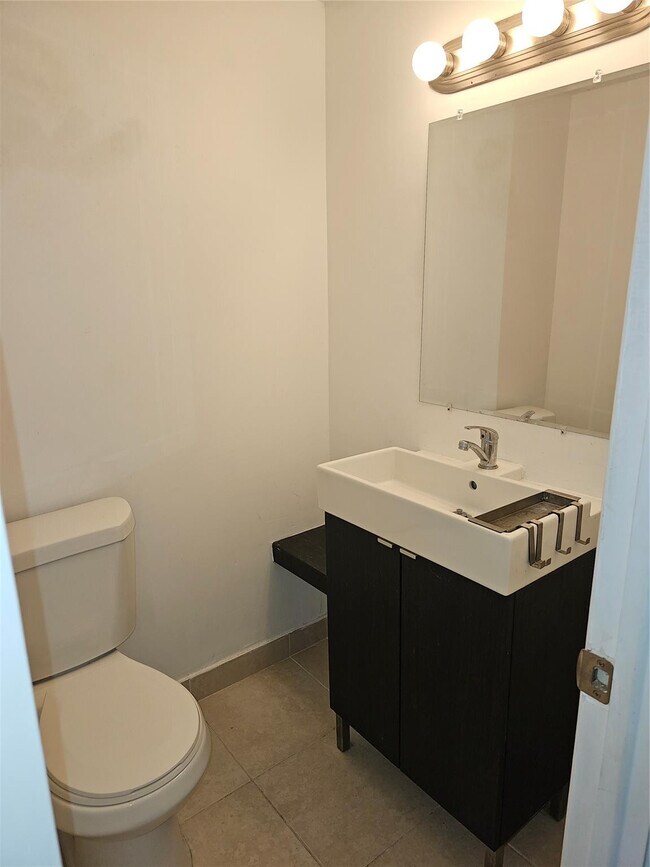 Building Photo - 500 Bayview Dr