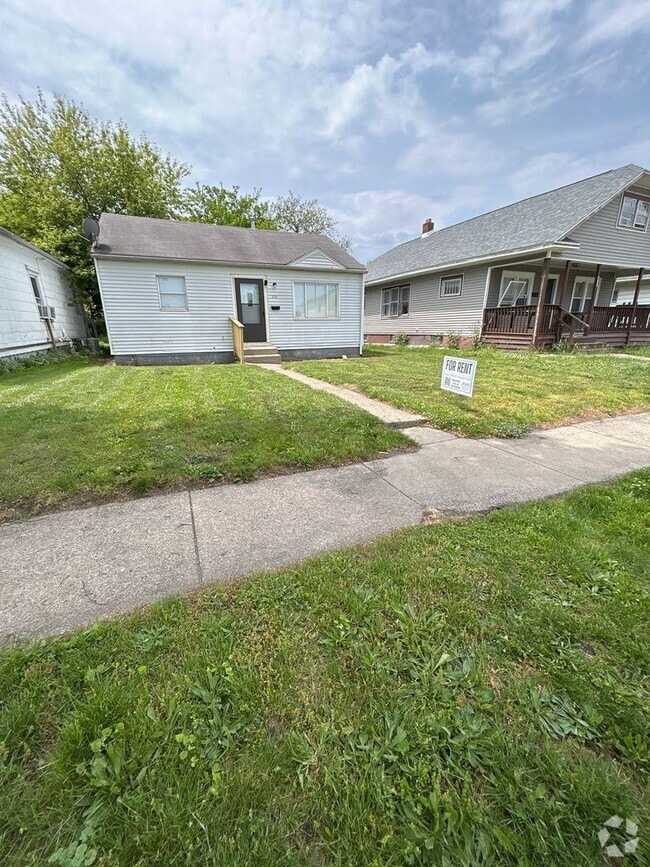 Building Photo - ** Move IN Special ** Updated 2-Bedroom, 1...