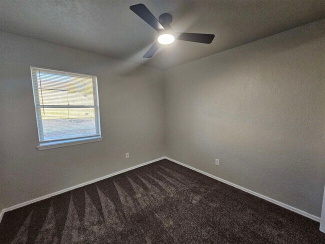 Building Photo - 6103 SW Oakcliff Ave