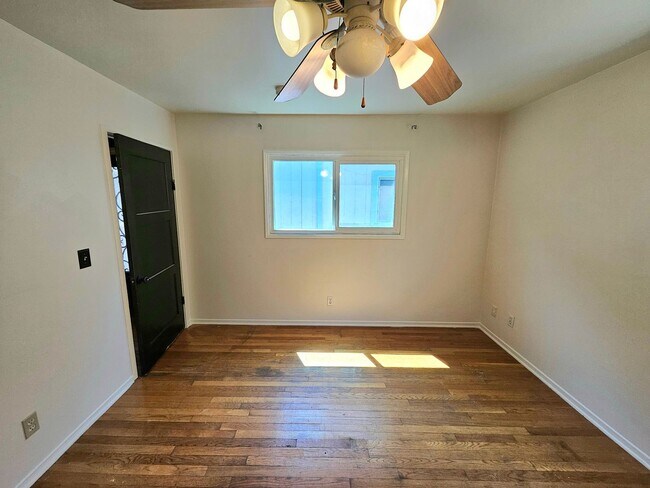 Building Photo - New Listing: Cozy 3-Bedroom, 3-Bathroom Ho...