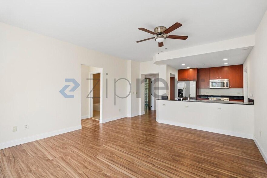 Building Photo - Unit 313