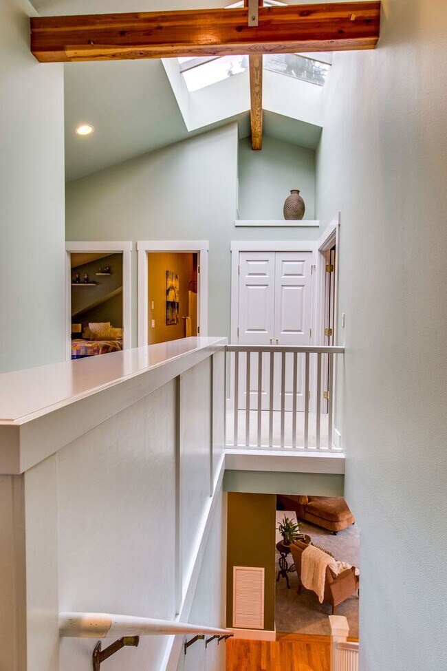 Building Photo - Beautiful Bainbridge Home