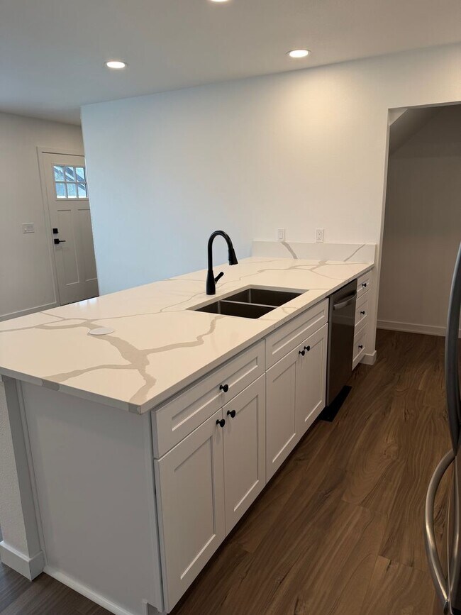 Building Photo - Brand new 3 bedroom 3 full bath townhouse in Thurston!