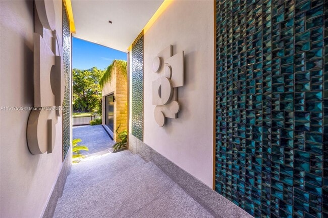 Building Photo - 200 W Rivo Alto Dr