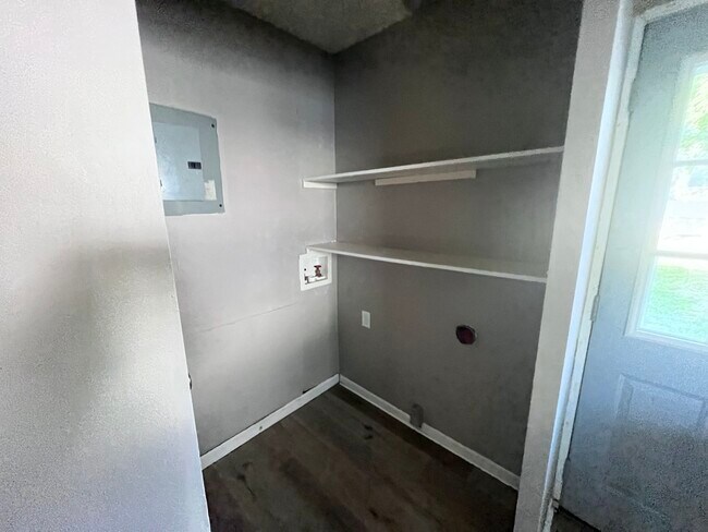 Building Photo - 2525 Meadow Dr