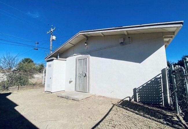 Building Photo - 1522 E 9th St