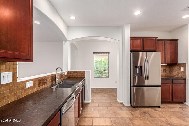 Building Photo - 10847 W Avenida Del Rey