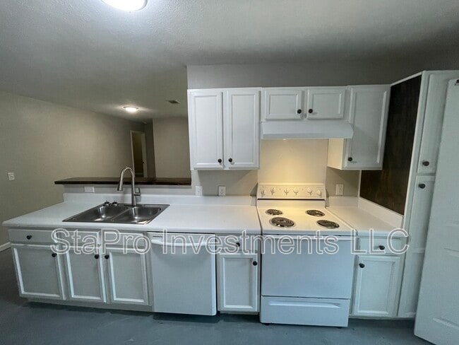 Building Photo - 158 Village Pl