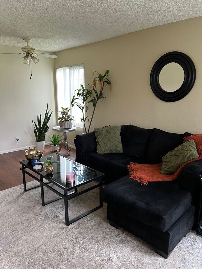 Building Photo - 2 Bedroom 2 Bath Sanctuary!