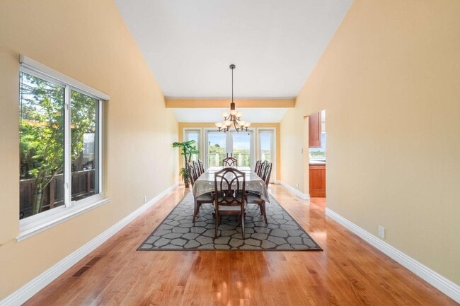 Building Photo - 208 Crestview Dr