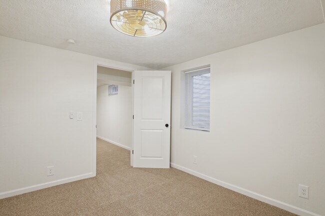 Building Photo - 1003 E Hopkins Dr