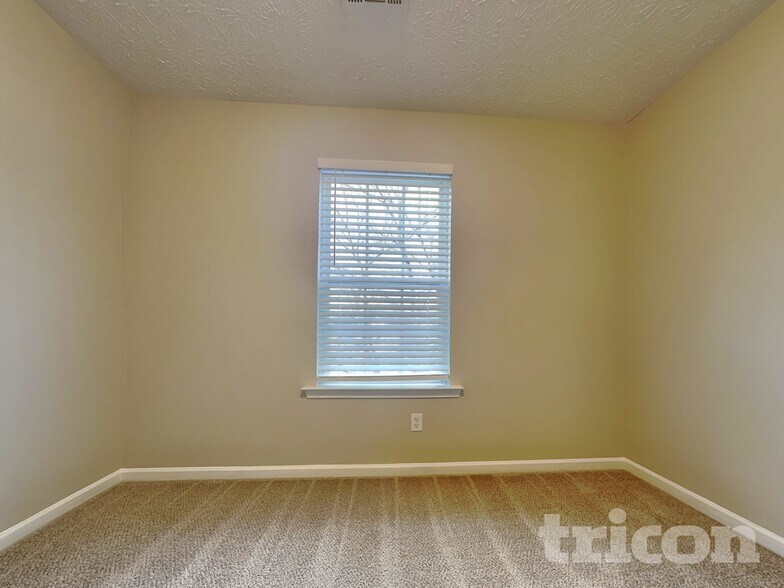 Building Photo - 37 Roxbury Ln