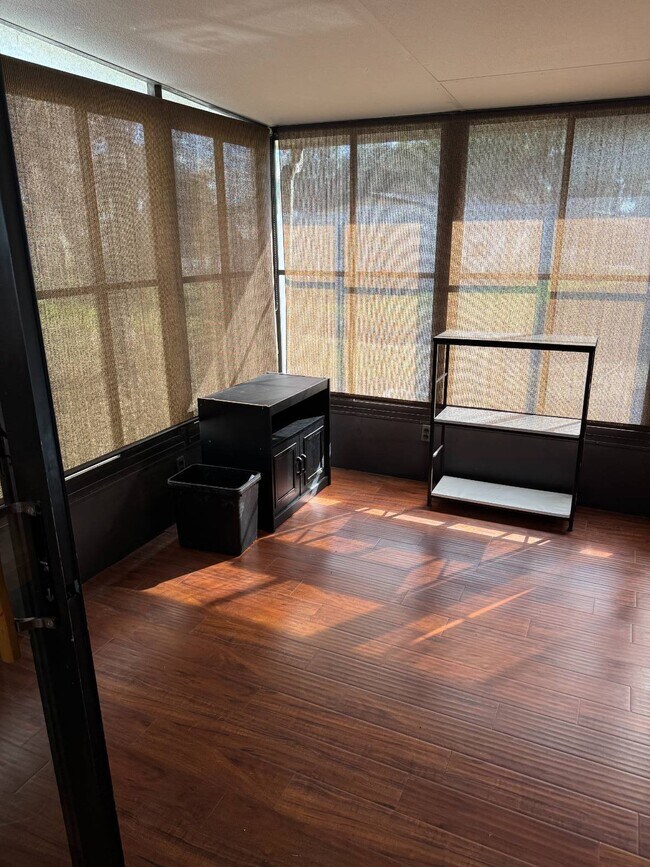 Building Photo - 638 N Edgewater Dr