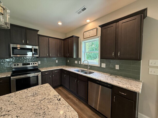 Building Photo - Stunning 4 Bed, 2.5 Bath Home in Cameron