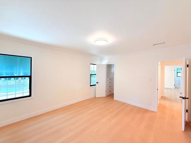 Building Photo - 6130 Whitsett Ave