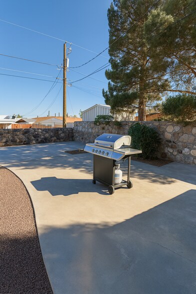 Gas grill and outdoor kitchen area ready for BBQ nights. - 10116 Mercedes St