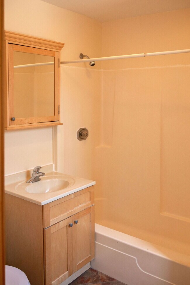 Building Photo - New On Market - 3 Bedroom, 1 Bathroom Duplex