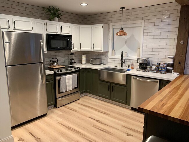 Building Photo - 1120 N Gila Dr