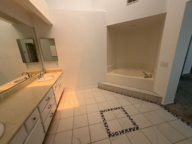 Building Photo - Beautiful 3 bed/3 bath In San Clemente
