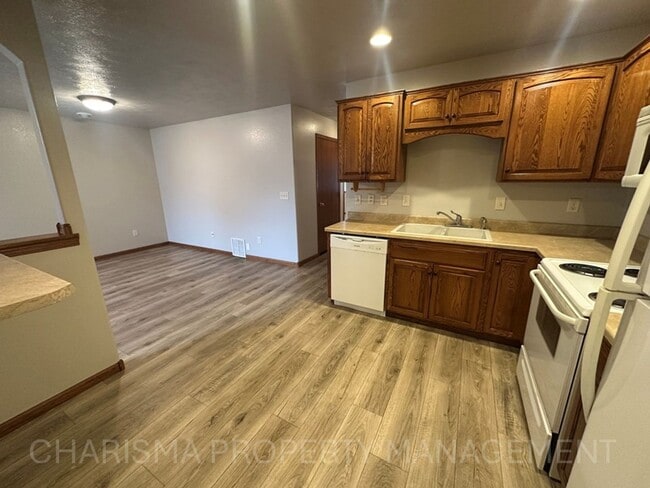 Building Photo - 2 BEDROOM, 1 BATH, NO STEPS, ATTACHED GARA...