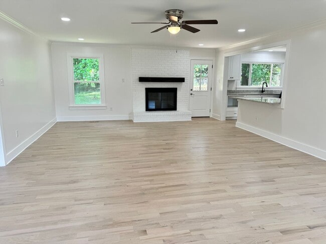 Building Photo - Renovated 3 BR Home in the Heart of Murfreesboro