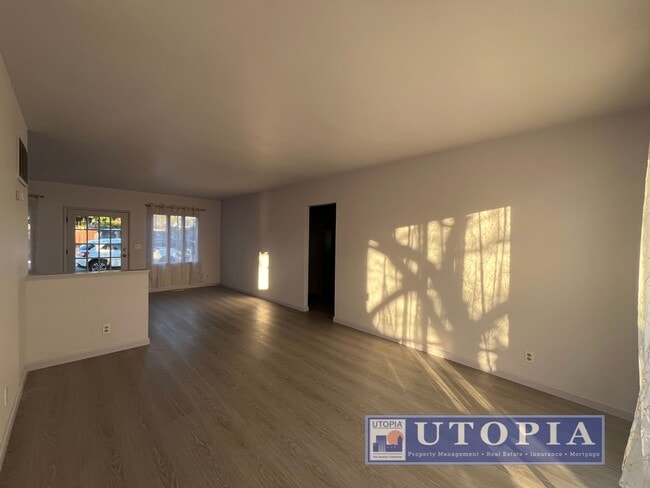 Building Photo - RENT SPECIAL: $500 off first months rent if lease is signed by end of March!! Newly Renovated Coz...