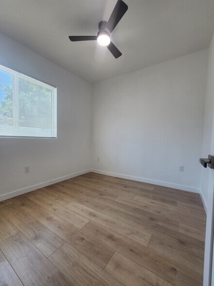 Building Photo - 10940 Oxnard St
