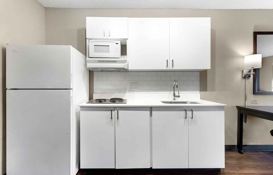 Building Photo - Furnished Studio-Union City - Dyer St.