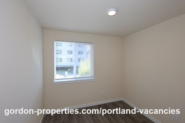 Building Photo - SE 121st Ave- 3 bedroom townhome with gas fireplace