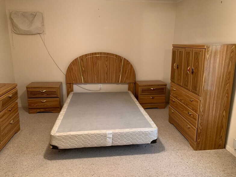 Master bedroom - 210 Gibbons Ct