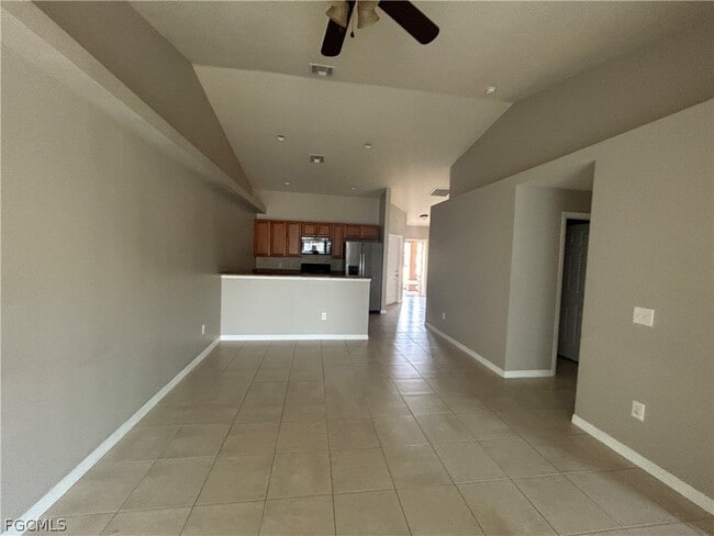 Building Photo - 527 SE 6th Pl