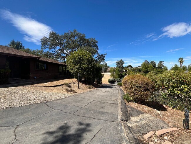 Building Photo - 420 Fairview Ln