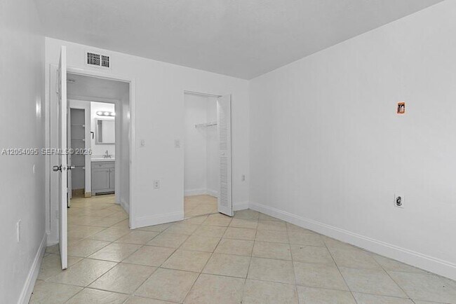 Building Photo - 1201 Lake Victoria Dr
