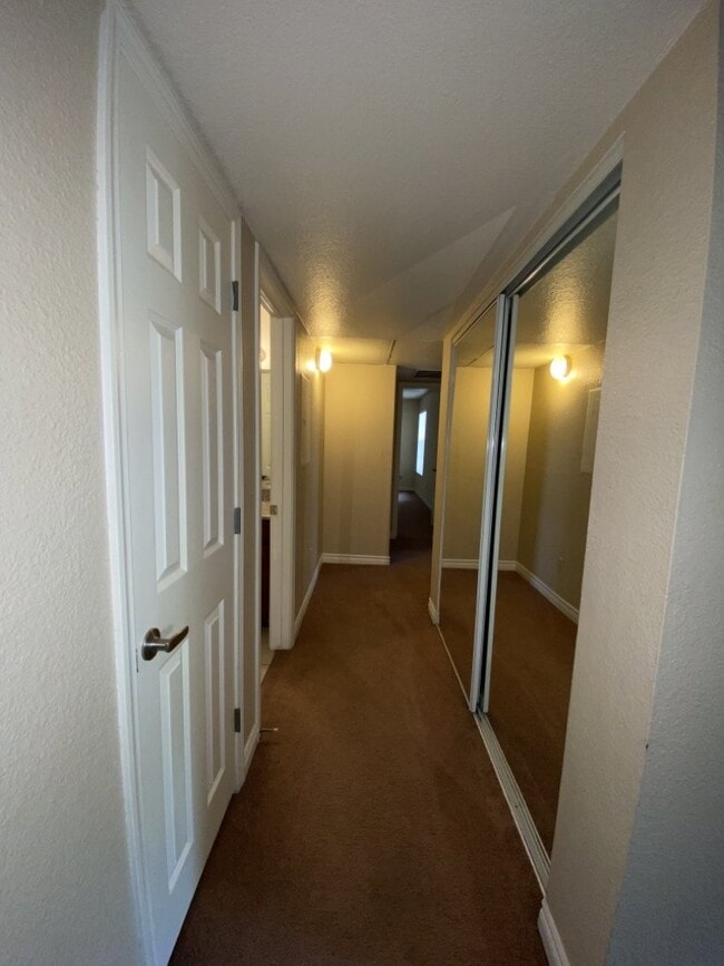 Building Photo - 3 Bedroom 2 bath condo located on second floor.