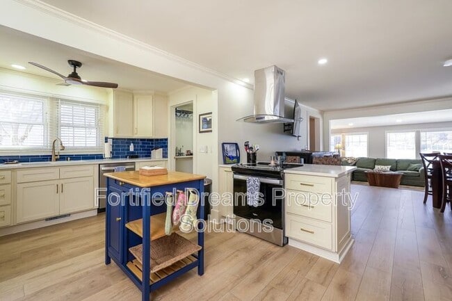 Building Photo - 395 Lake Dr