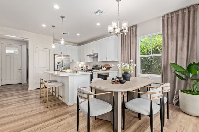 Building Photo - BEAUTIFUL PHOENIX HOME IN GATED COMMUNITY!