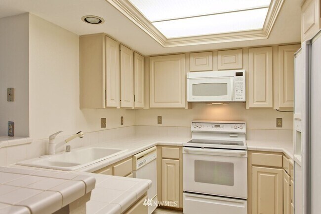 Building Photo - LOCATION, LOCATION, LOCATION wonderful 2 bedroom in the Carlyle.