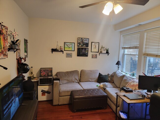 Building Photo - 7627 N Greenview Ave