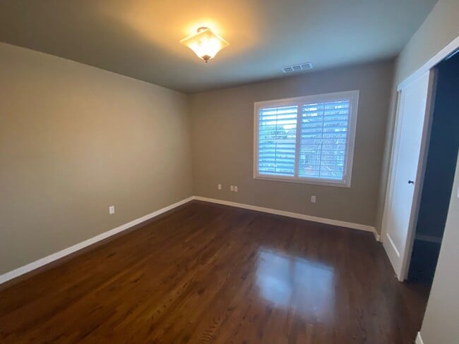 Building Photo - 4 Bedroom 3 Bathroom Land Park Home