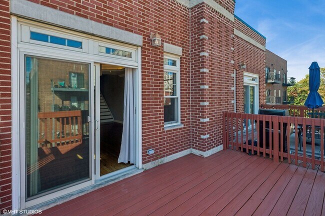 Building Photo - 3755 N Wilton Ave