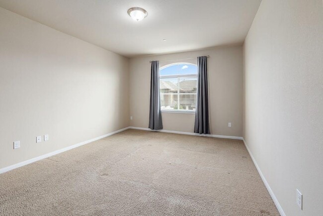 Building Photo - 2880 Donnell Dr