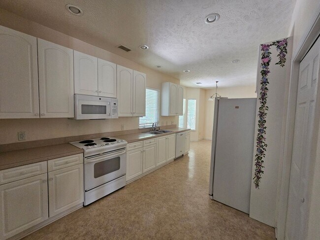 Building Photo - 413 Cypress Dr