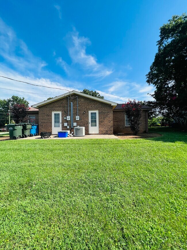 Building Photo - 1446 19th Ave NE