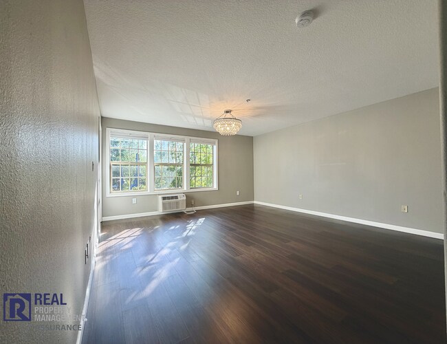 Building Photo - Spacious 1 Bed / 1.5 Bath Condo in Desirable Sherwood