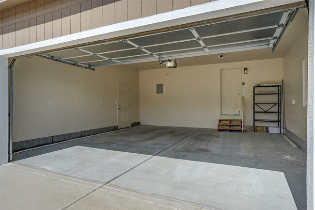 Building Photo - 3 Bedroom, 2 Bath Home with Views of Willo...