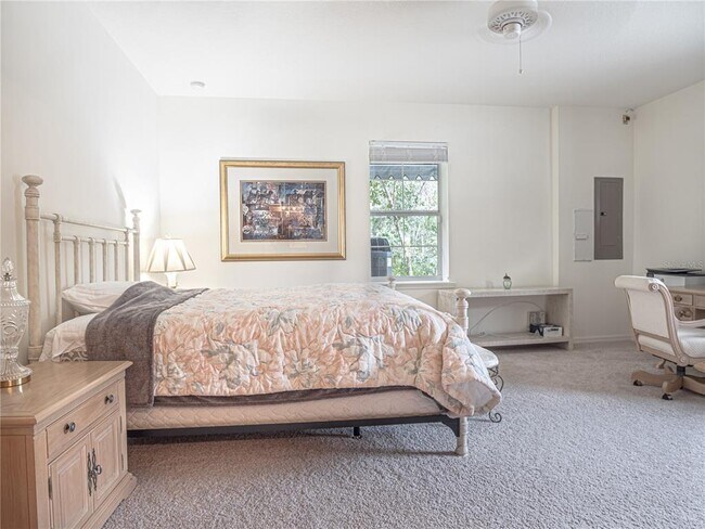 Building Photo - 920 E Lake Dr