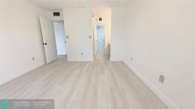 Building Photo - 2900 NW 42nd Ave