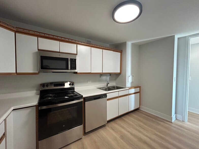 Building Photo - 1350 N Dearborn St