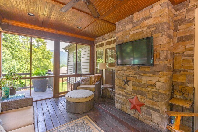 Building Photo - Fully Furnished Home!