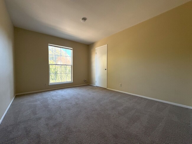 Building Photo - Spacious & Bright 3-Bedroom Condo in Menlo...